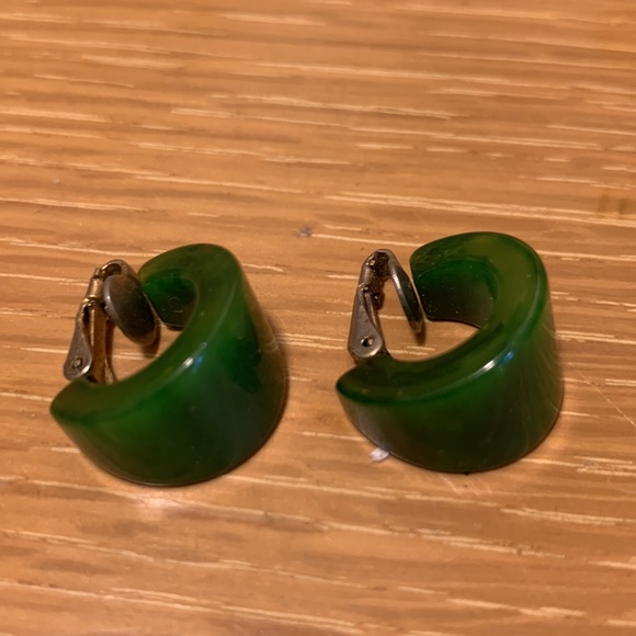 50’s VINTAGE GREEN BAKELITE  HOOP CLIP ON EARRINGS - Picture 7 of 11